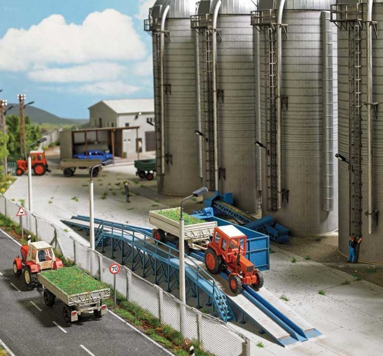 Unloading Ramp with Batch Feeder -- Kit - 13-3/4 x 1-1/2 x 1-1/4′ 35 x 3.9 x 3.2cm, HO, Busch Gmbh & Co Kg 1914