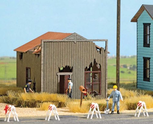 Dilapidated North American House -- Laser-Cut Kit - 2-3/8 x 2-3/8 x 2-3/8′ 6 x 6 x 6cm, HO, Busch Gmbh & Co Kg 9718