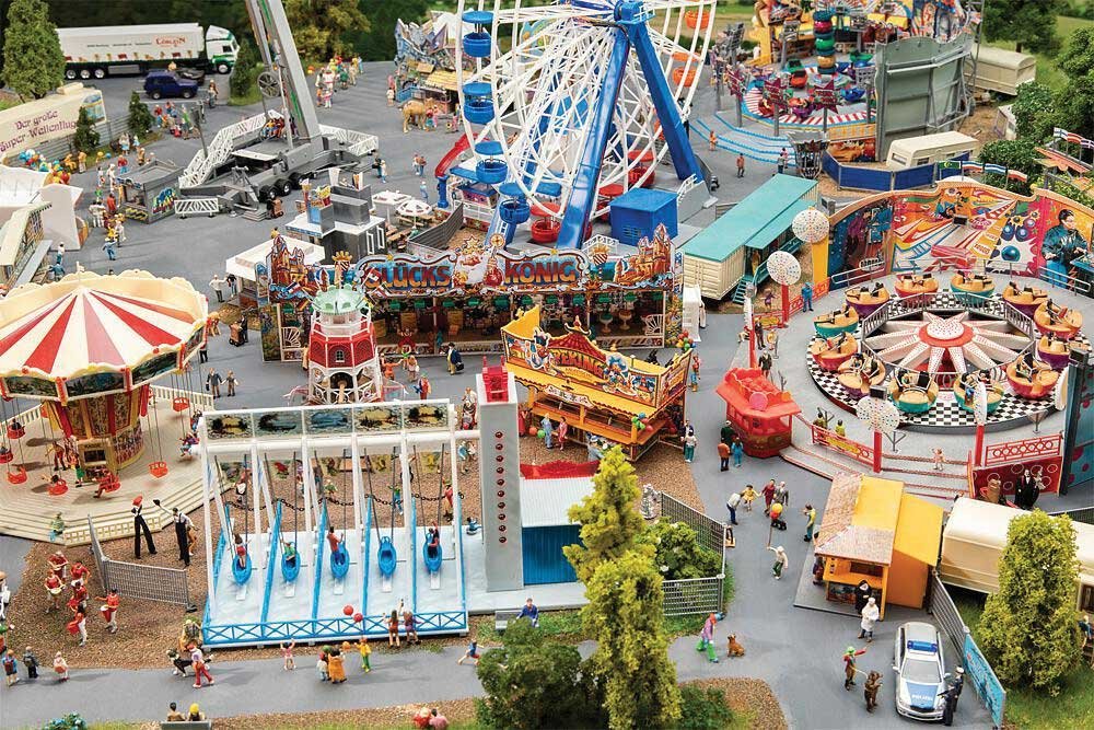 Funfair Set -- Kit - Includes 7 Structure Kits - Includes Motors for Rides, HO, Faller Gmbh 140460