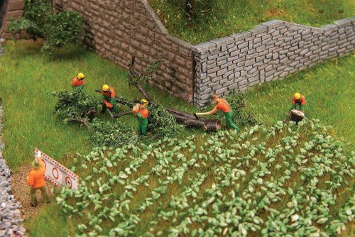Forest Workers with Modern Equipment -- pkg(6), HO, Faller Gmbh 151690