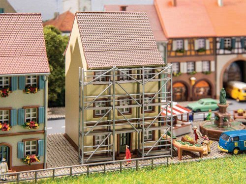 Old-Town House with Scaffolding -- Kit - 5.2 x 6.3 x 8.3cm, N, Faller Gmbh 232175