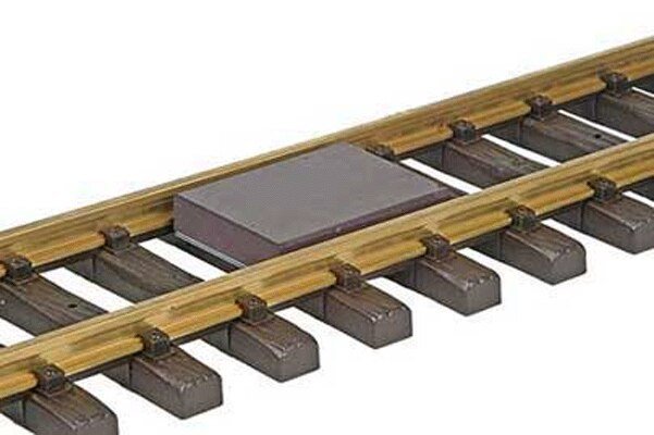 Uncoupler-Magnetic -- Between the Rails Mount for O 2-Rail, O, Kadee Quality Products 811