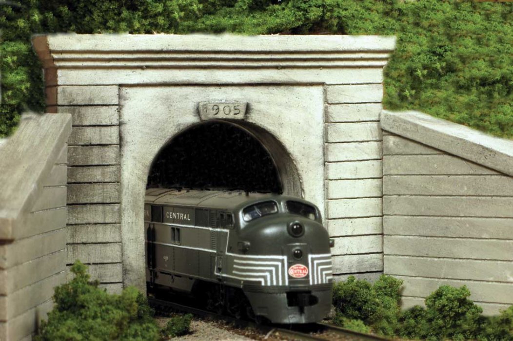 Single-Track Tunnel Portal -- Grooved Concrete Face, N, Monroe Models 214