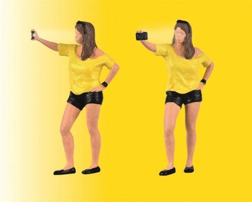 Woman Taking Selfie Picture w/LED Flash, HO, Viessmann Modellspielwaren 1551