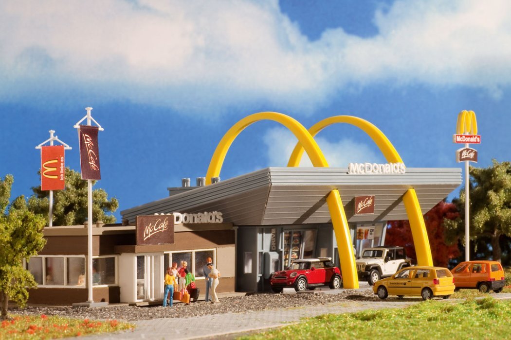 McDonald`s Restaurant w/McCafe -- Kit - 10-5/8 x 7-1/8 x 3-7/8` 27 x 18 x 9.8cm, HO, Vollmer Gmbh 43635