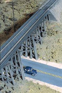 Trestle w/Deck Girder Bridge -- Kit - 15-1/2 x 4 x 4′ 38.7 x 10 x 10cm, HO, Walthers Cornerstone 3147