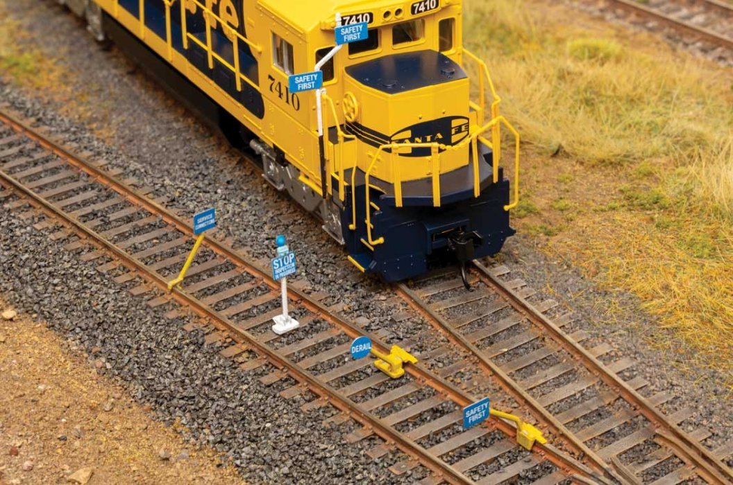 Blue Flags -- Kit pkg(50), HO, Walthers Cornerstone 4162