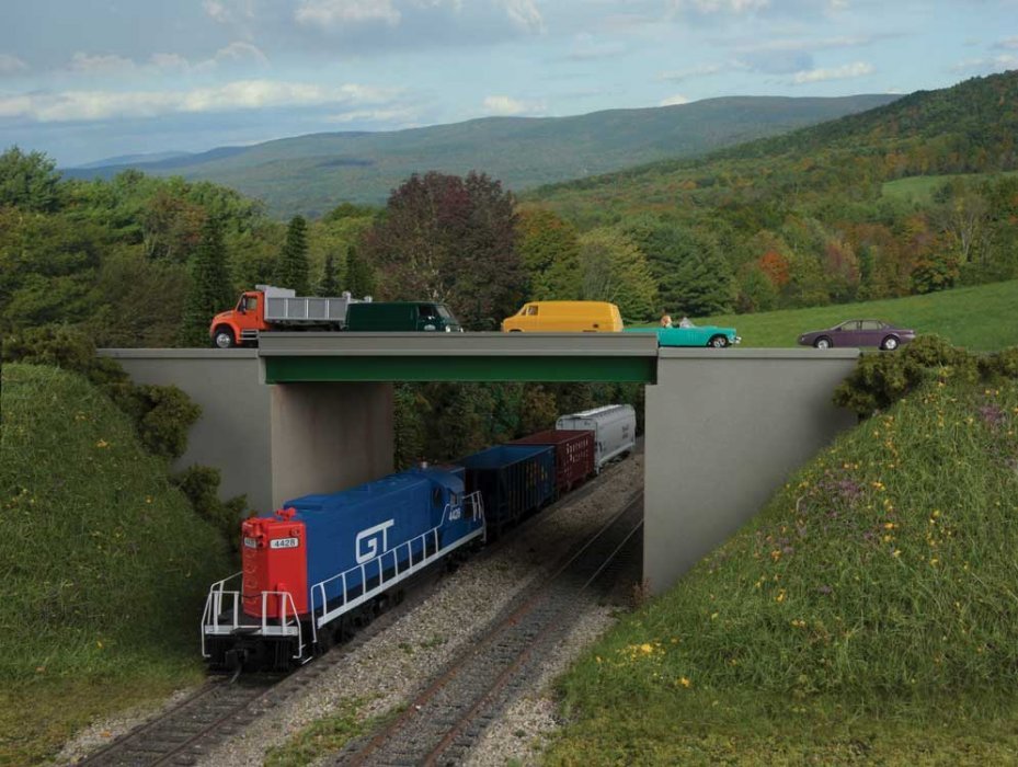Modern Steel Highway Overpass with Concrete Sides -- Kit - 12-15/16 x 4-3/4′ 32.9 x 12cm, HO, Walthers Cornerstone 4567