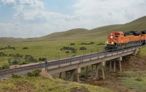 Modern Short-Span Concrete Railroad Bridge -- Kit - 17-7/8 x 2-13/16 x 2-7/8′ 45.4 x 7.1 x , HO, Walthers Cornerstone 4591
