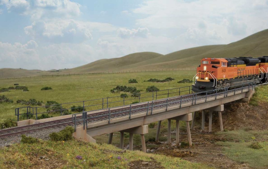 Modern Short-Span Concrete Railroad Bridge -- Kit - 17-7/8 x 2-13/16 x 2-7/8′ 45.4 x 7.1 x , HO, Walthers Cornerstone 4591