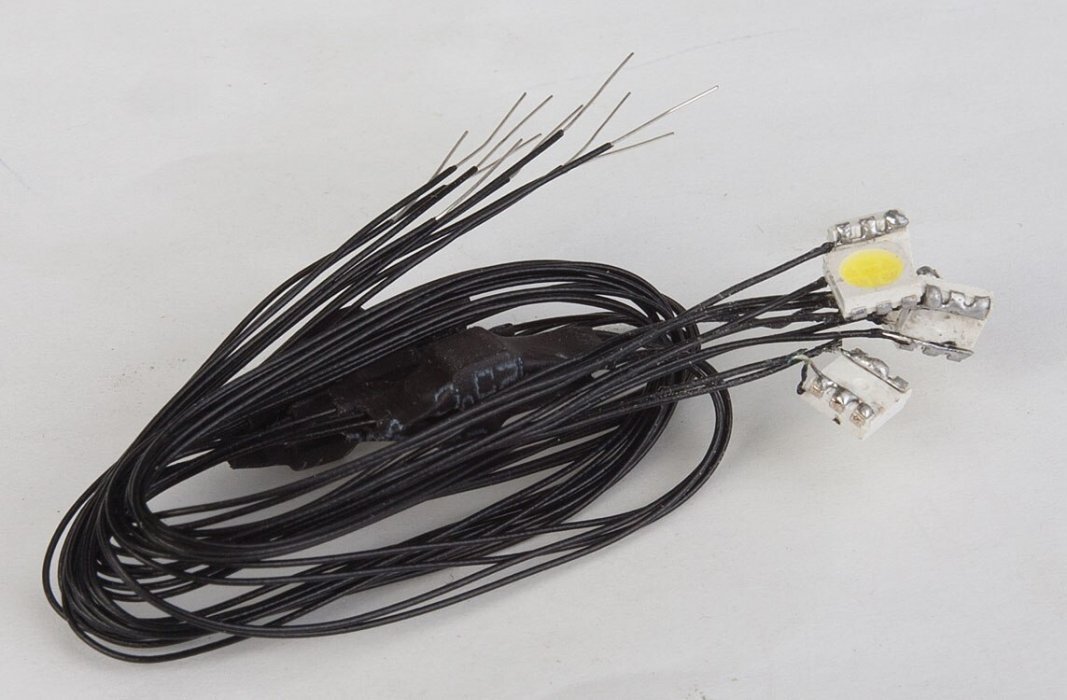 Mega Chip LED High Brightness SMD Style w/8′ 20.3cm Wire Leads -- Cool White 3/16 x 3/16 x 1, All Scales, Evan Designs UM1