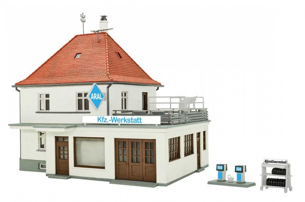 House with Workshop -- Kit - 16.2 x 12.5 x 14.5cm, HO, Kibri 38202