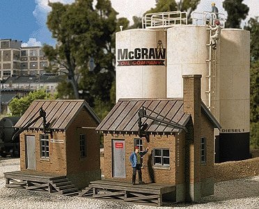 McGraw Oil Company -- Kit - 6-1/2 x 8-7/8 x 5′ 16.5 x 22.5 x 12.7cm, HO, Walthers Cornerstone 2913