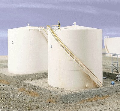 Tall Oil Storage Tank w/Berm -- Kit - Tank: 6` Diameter x 6-1/4` Tall 15.2 x 15.9cm, HO, Walthers Cornerstone 3168