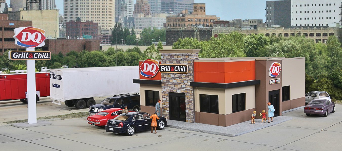 DQ Grill & Chill(R) -- Kit - 7-1/4 x 5-3/8 x 2-3/4′ 18.4 x 13.6 x 6.9cm, HO, Walthers Cornerstone 3485