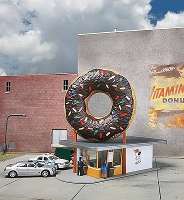 Hole-In-One Donut Shop -- Kit - 5-1/8 x 2-1/2 x 5-1/8′ 13 x 6.3 x 13cm, HO, Walthers Cornerstone 3768