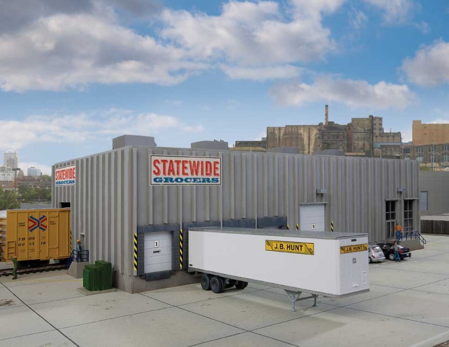 Modern Concrete Grocery Warehouse -- Kit - 16-7/8 x 8-11/16 x 4-1/2′ 42.8 x 22 x 11.4cm, HO, Walthers Cornerstone 4105