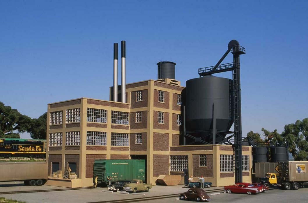 Tire Plant -- Kit - 13-3/16 x 8-11/16 x 12′ 33.4 x 22 x 30.4cm, HO, Walthers Cornerstone 4141