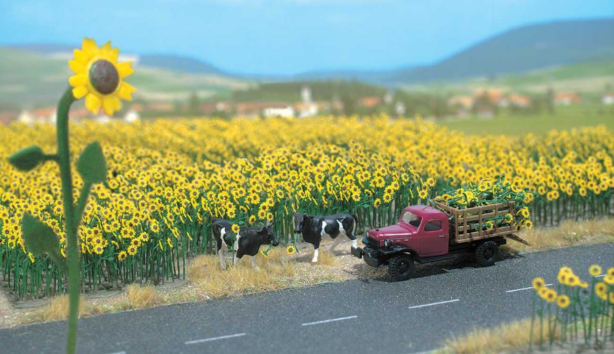 Sunflower Field -- Kit pkg(60), HO, Walthers SceneMaster 1119