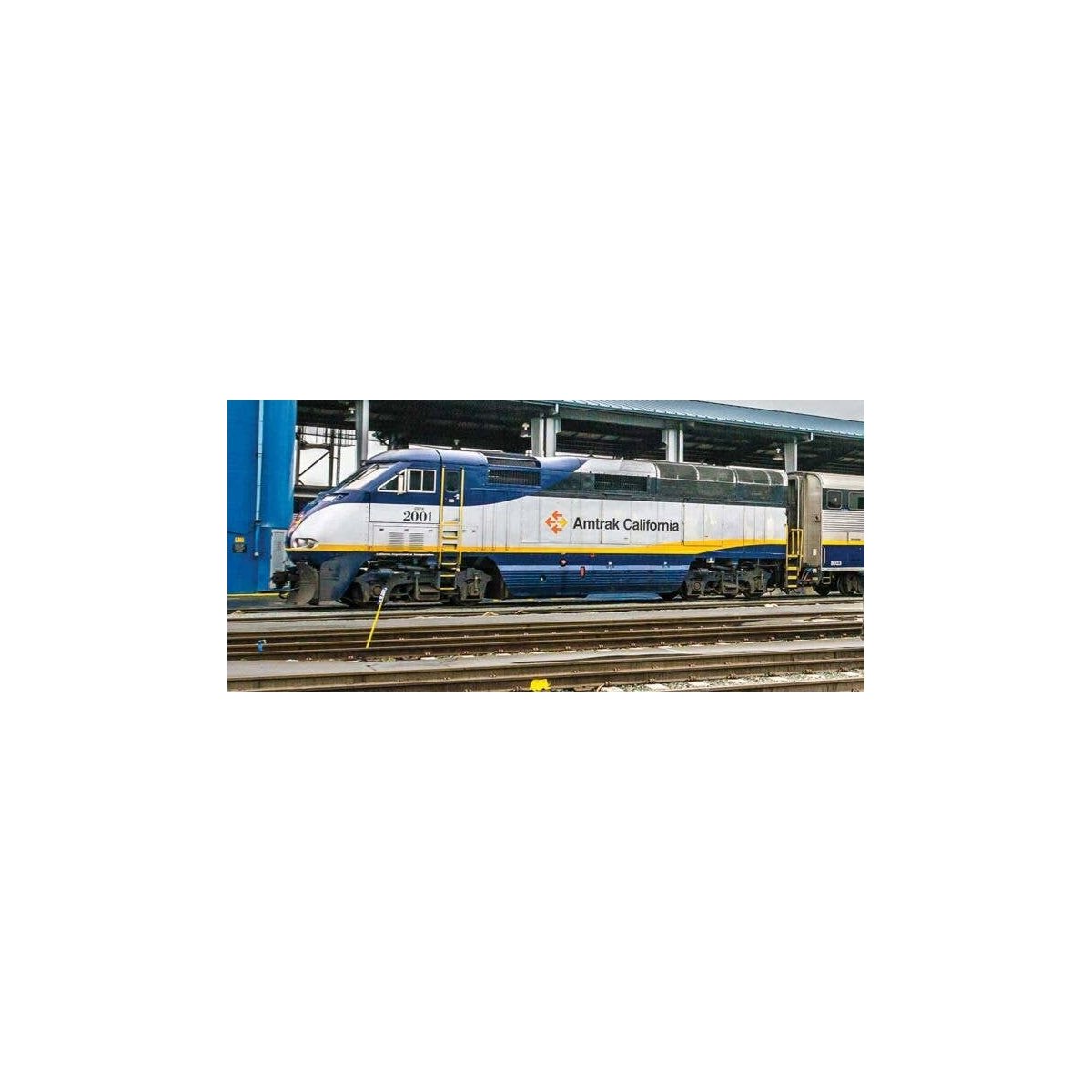 EMD F59PHI - 3-Rail w/True Blast Plus(R) Sound - Williams -- Amtrak California 2001 (blue, silver, yellow), O, Bachmann Industri