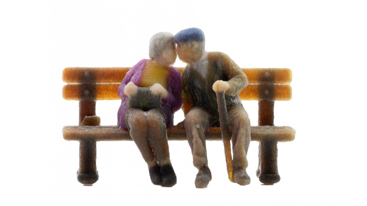 Seniors on Bench, HO, NOCH 10435