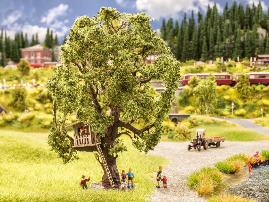 Tree with Tree House, HO, NOCH 21765