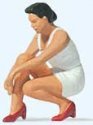 Woman Putting on Her Shoes Individual Figure, HO, Preiser Kg 28228