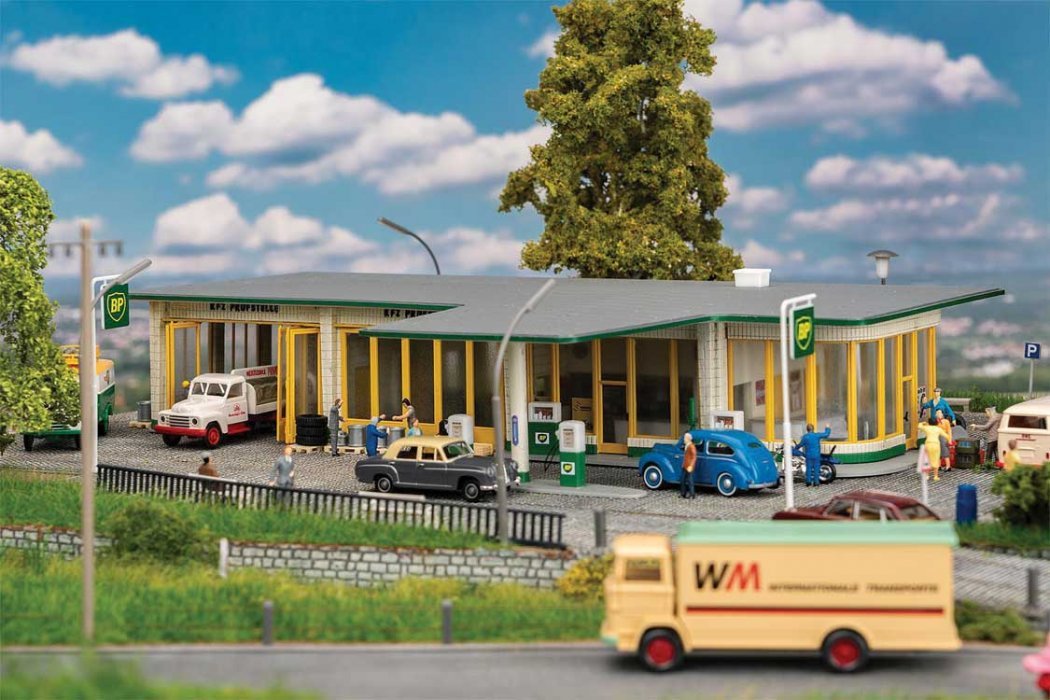 Large BP Gas Station, HO Scale, Faller Gmbh 130592