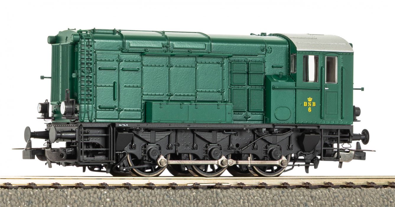 ~Diesel Locomotive/Sound Shunting Tractor Rh 600 DSB III + PluX22 Dec., HO, PIKO 22012