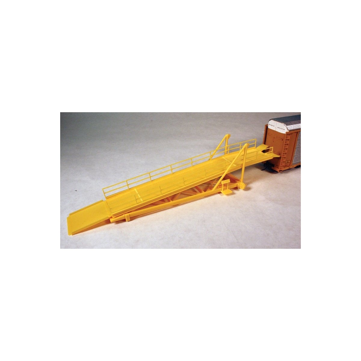 Auto Rack Loading Ramp - Kit - Yellow - H0 - Walthers 116-50607