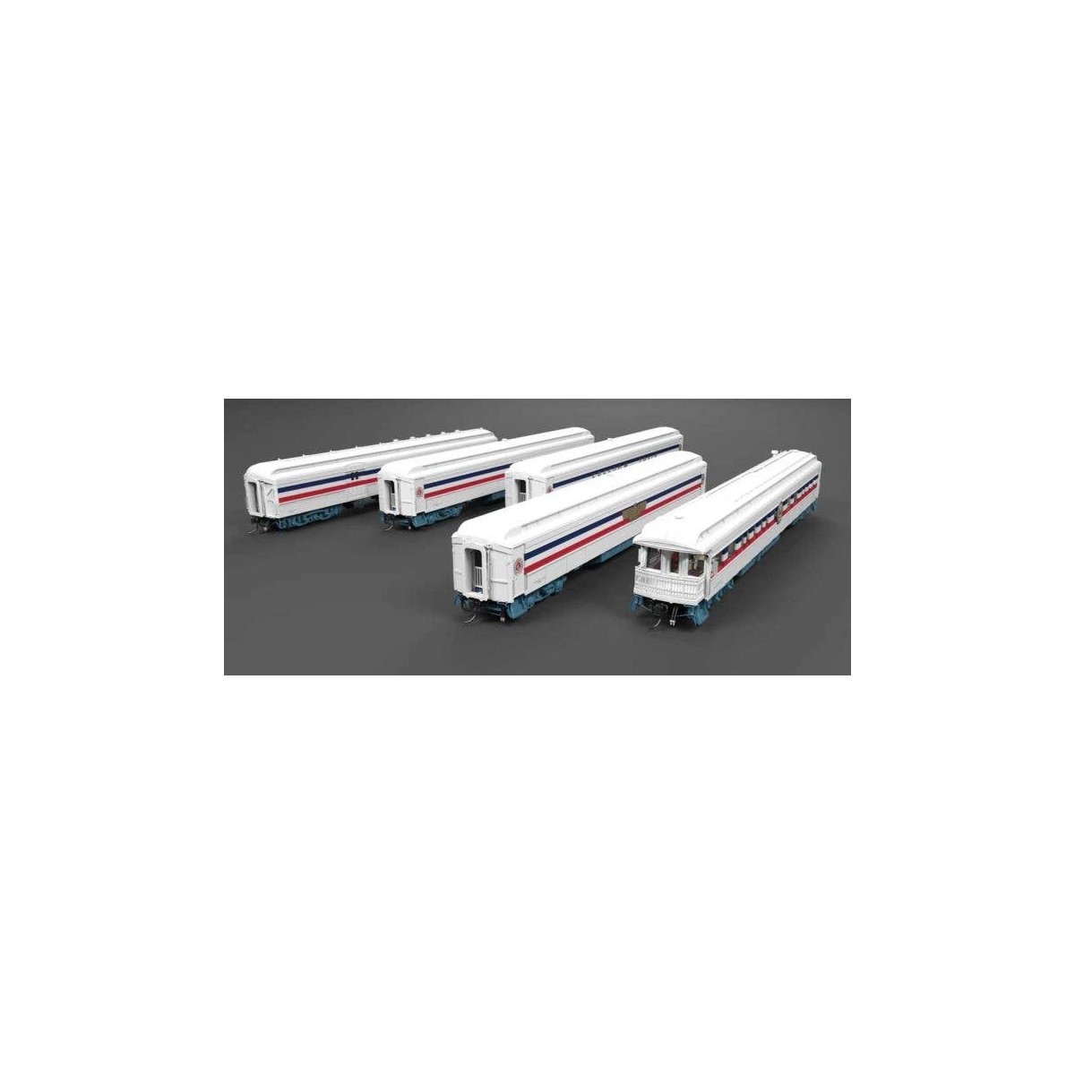 Heavyweight 5-Car Combine, 3 P70 Coach, Business Car Set - Ready to Run -- American Freedom Train (1947 Scheme, white, red, blue