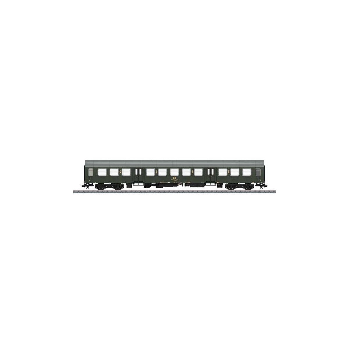 Type Bmh Halberstadt Center Entry Car - 3-Rail - Ready to Run -- German State Railroad DR (Era IV 1980s, green, silver & green, 
