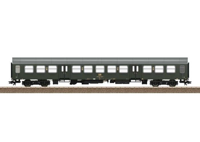 Type Bmh Halberstadt Center Entry Car - Ready to Run -- German State Railroad DR (Era IV 1980s, green, silver & green, brown), H