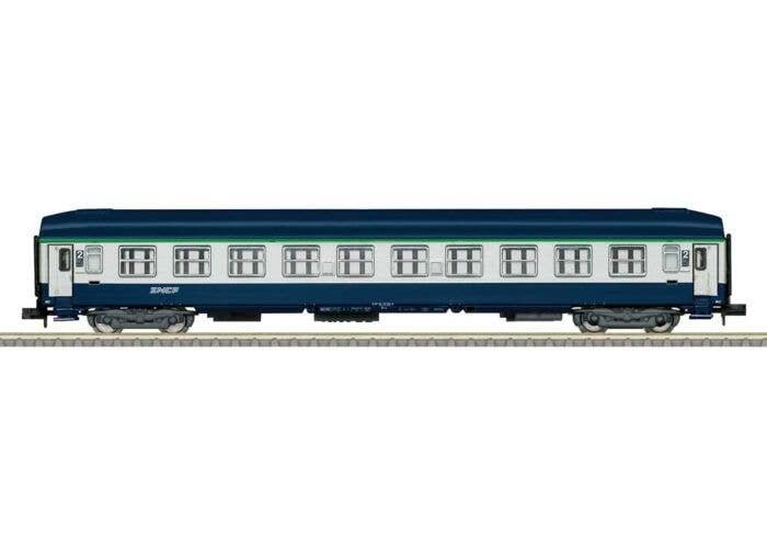 Type B9c9x 2nd Class Coach - Ready to Run - Minitrix -- French State Railroad SNCF (Era V, white, blue, green), N, Trix 18467