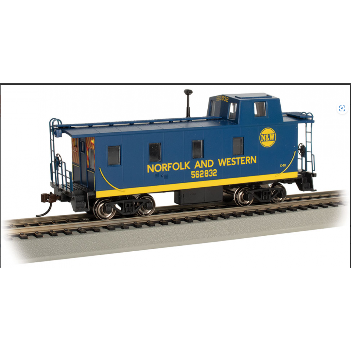 Cupola Caboose - Slanted Offset Cupola Caboose Norfolk & Western - HO - Bachmann Industries 14003