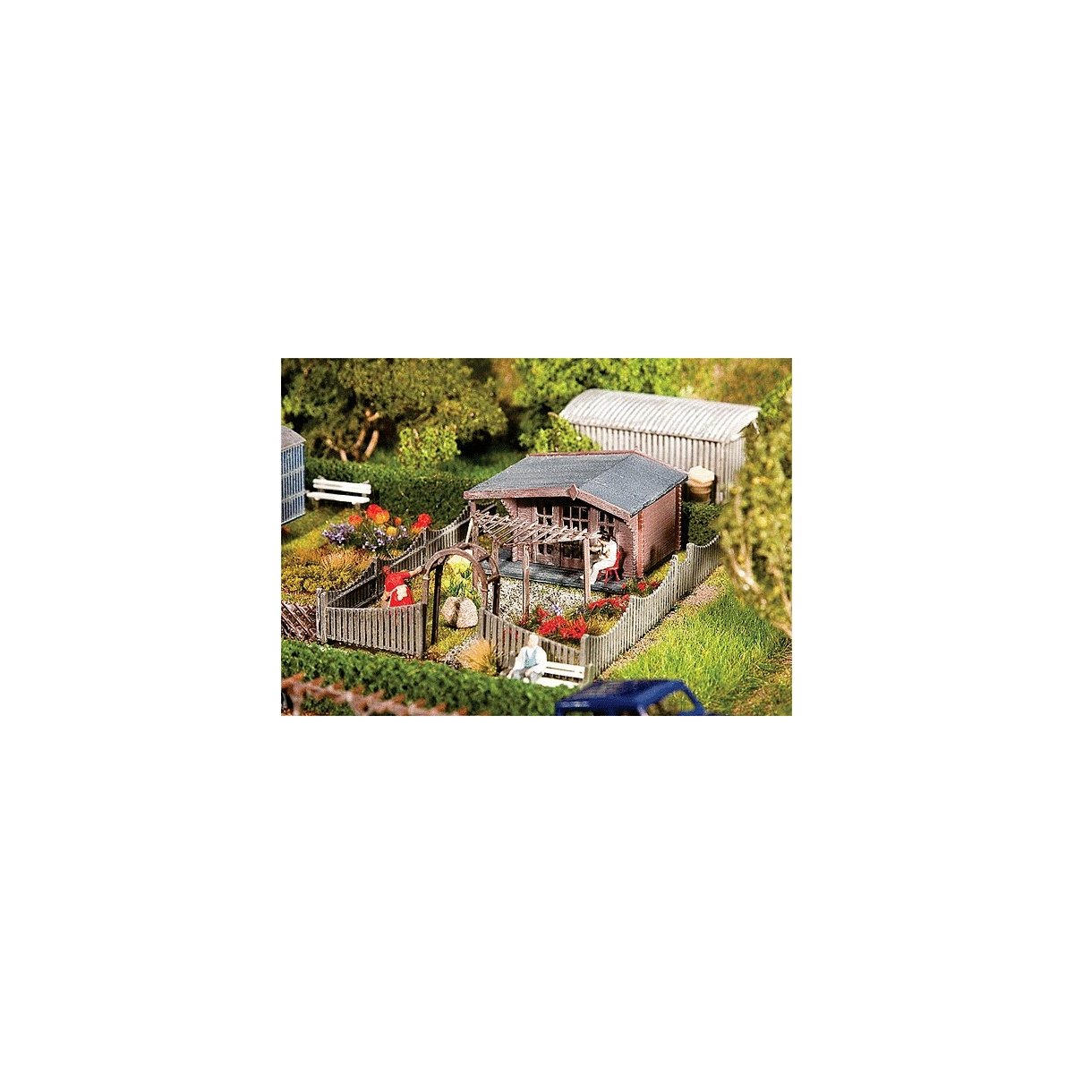 Garden w/Summer House - Kit (Plastic w/Scenery Materials) -- 4-1/8 x 2-7/8 x 1-1/4′ 10.5 x 7.4 x 3.2cm, HO, Faller Gmbh 18049
