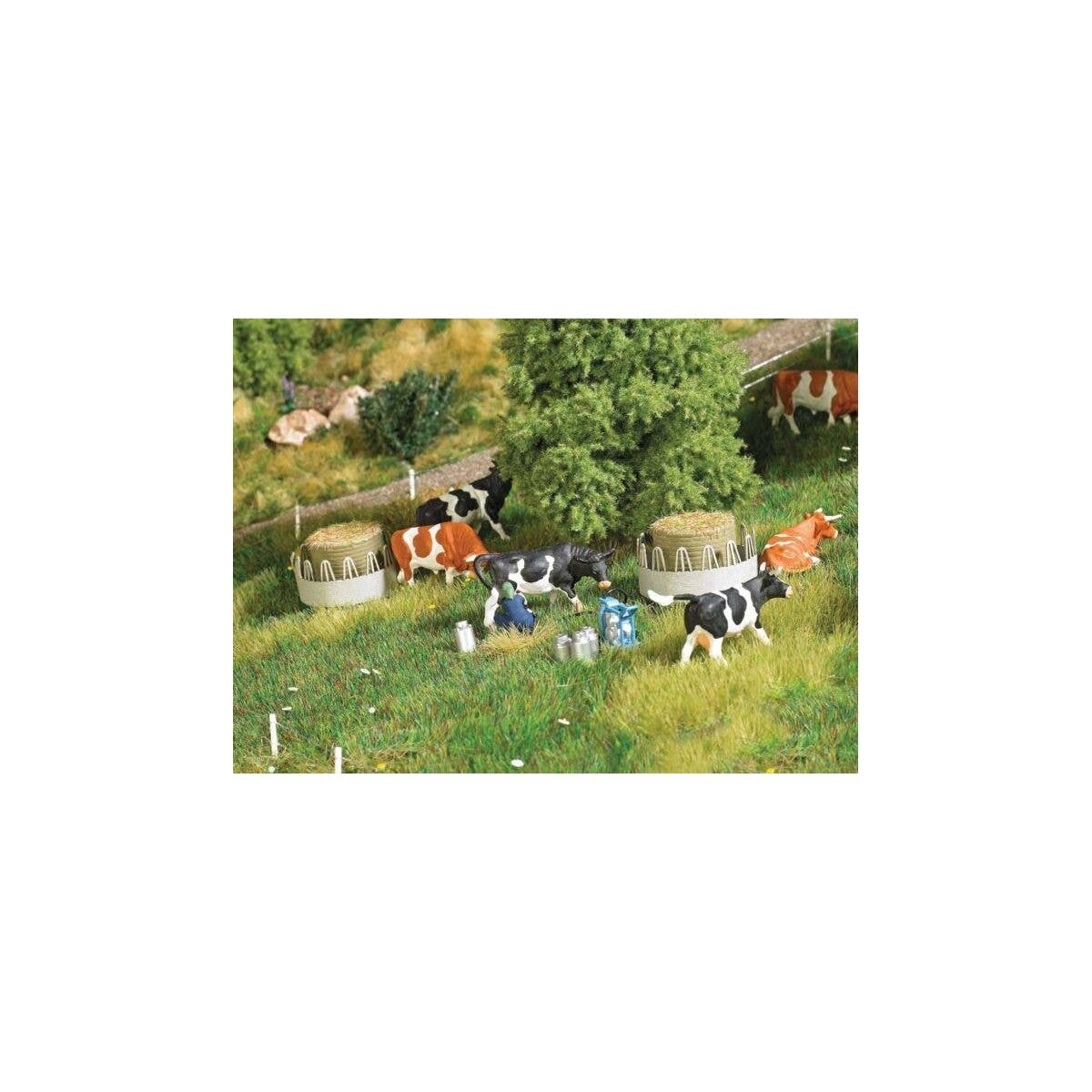 Cattle Hay Racks with Hay Bales - Kit -- pkg(2), HO, Busch Gmbh & Co Kg 1388