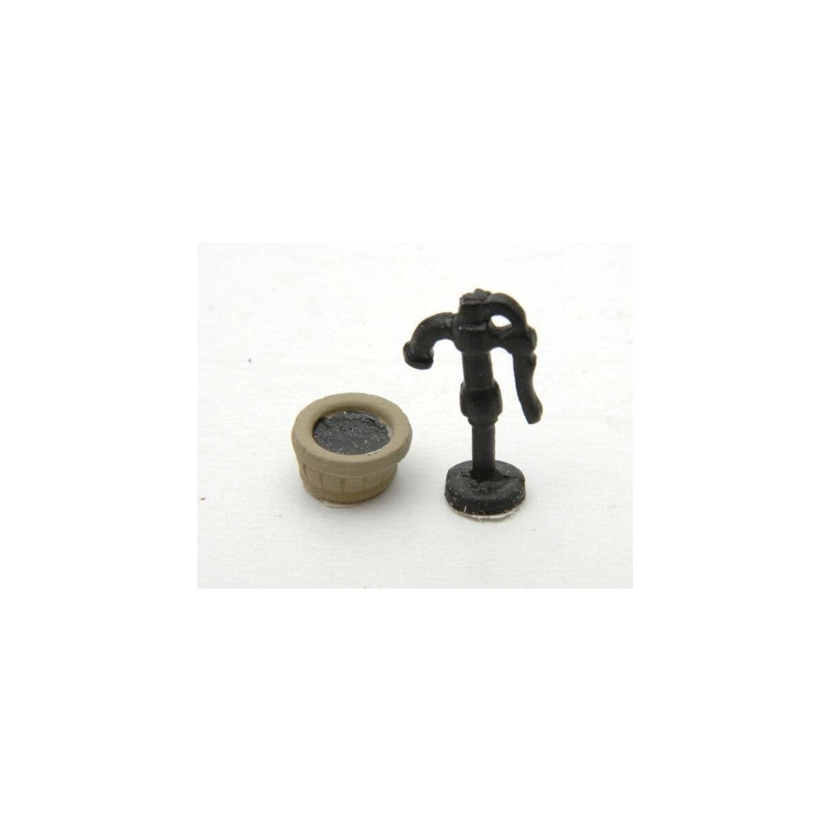 Hand Water Pump and Tub -- Unpainted Metal Castings, HO, Durango Press 117