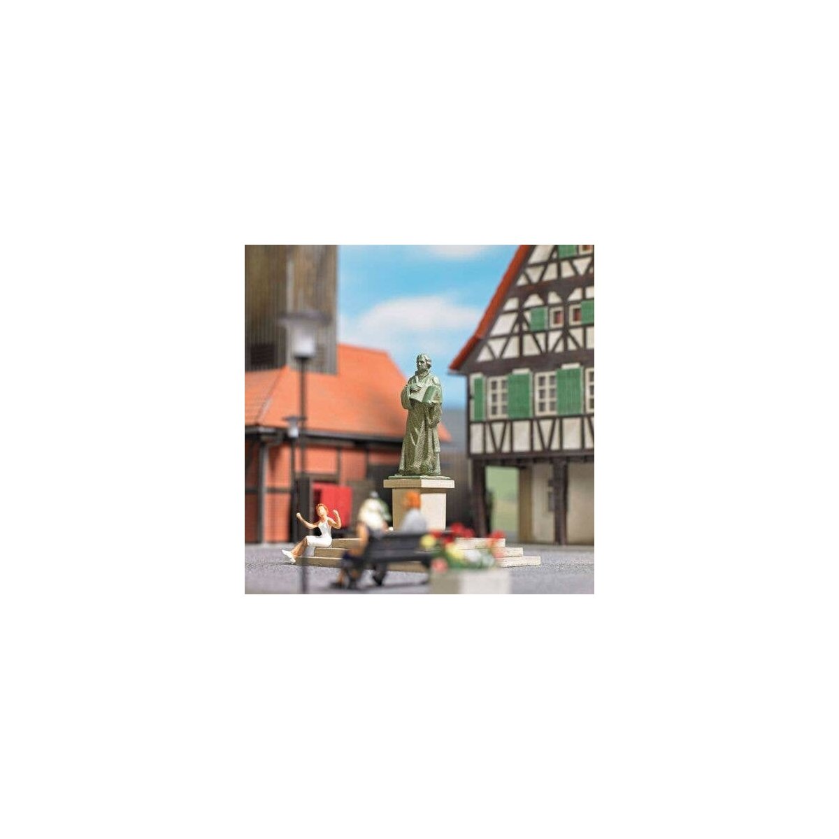 Martin Luther Statue w/2 Benches - Kit -- 2′ 5cm Tall, HO, Busch Gmbh & Co Kg 7730